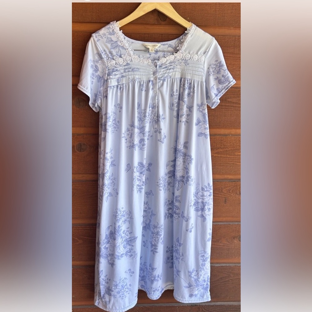 LAURA ASHLEY Nightgown Size Small‎ Blue Floral Short Sleeve Lace Trim So Soft